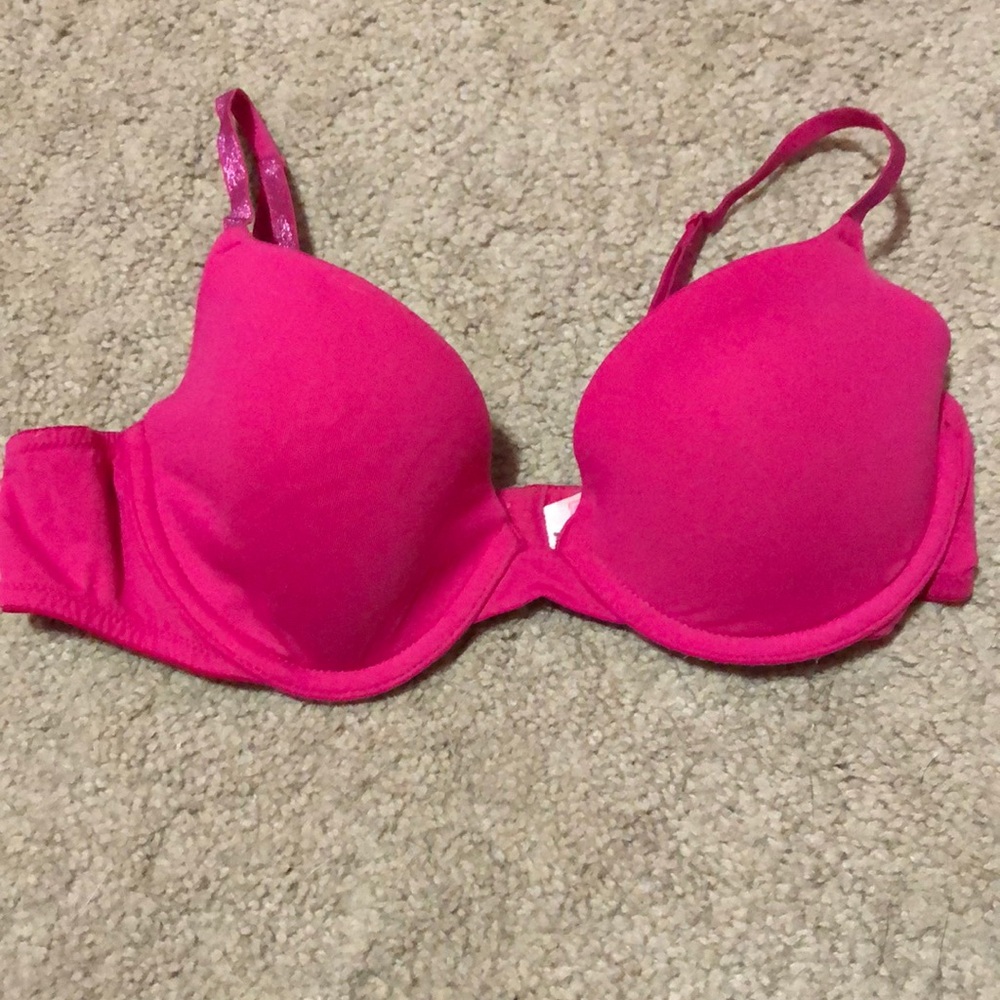 Victoria secret wear everywhere bra. NO push up.